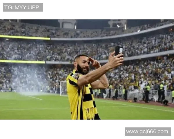 本泽马重返赛场展现王者风范引发球迷热烈期待与赞誉 本泽马重返赛场展现王者风范引发球迷热烈期待与赞誉