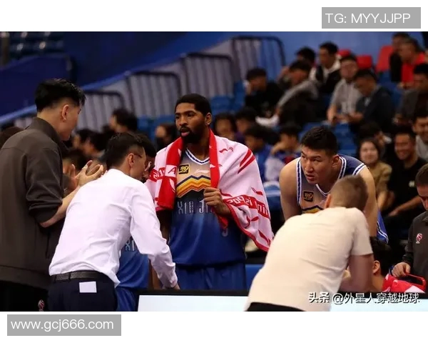 北京北控与新疆队员激战正酣谁能在赛场上笑到最后