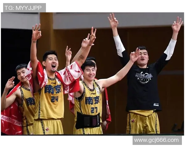 南京同曦迎战时代广州全力争胜展现篮球激情与团队精神